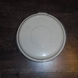 Vintage Rubbermaid Almond lid Round Storage Container 22 Cups Plastic‎